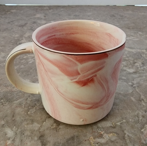 Hendson Ceramic Mug. Pink marbled with gold accent. 11.5 oz - Picture 4 of 6
